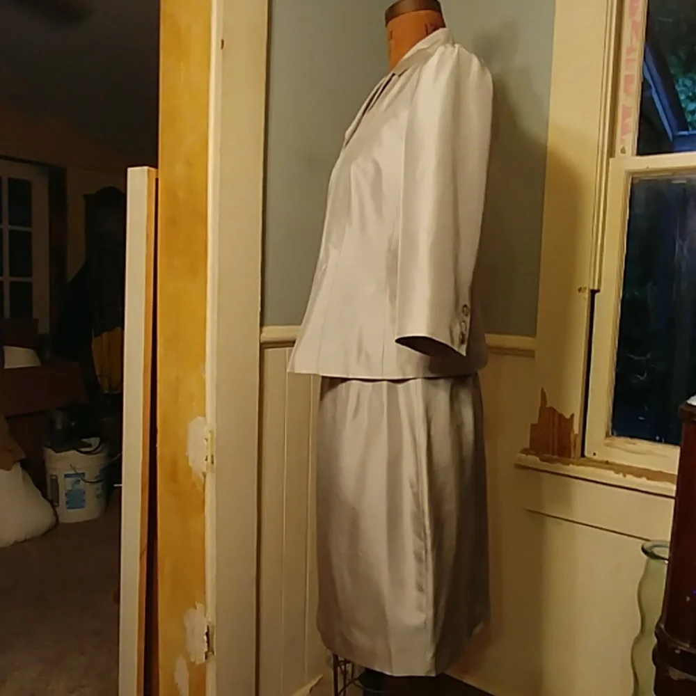 Ann Mali suit. This one has a HISTORY - Picture 6 of 8